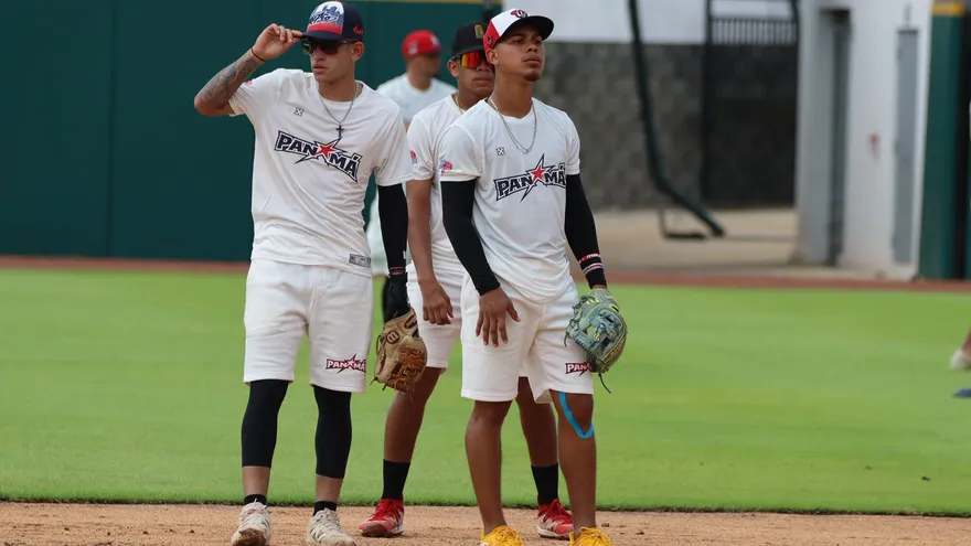 Peloteros de la Preselección de Béisbol U23 de Panamá en entrenamiento