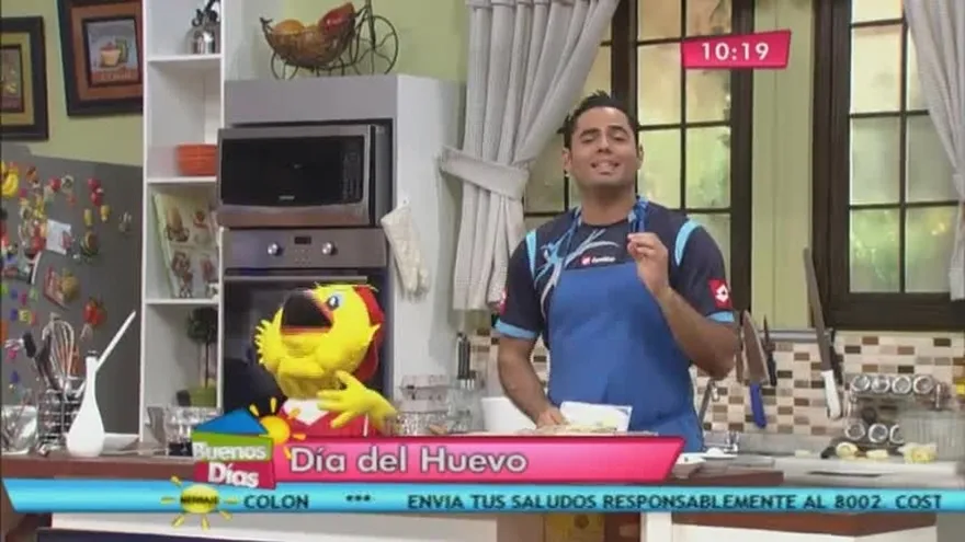 Huevo relleno de bacon y queso amarillo