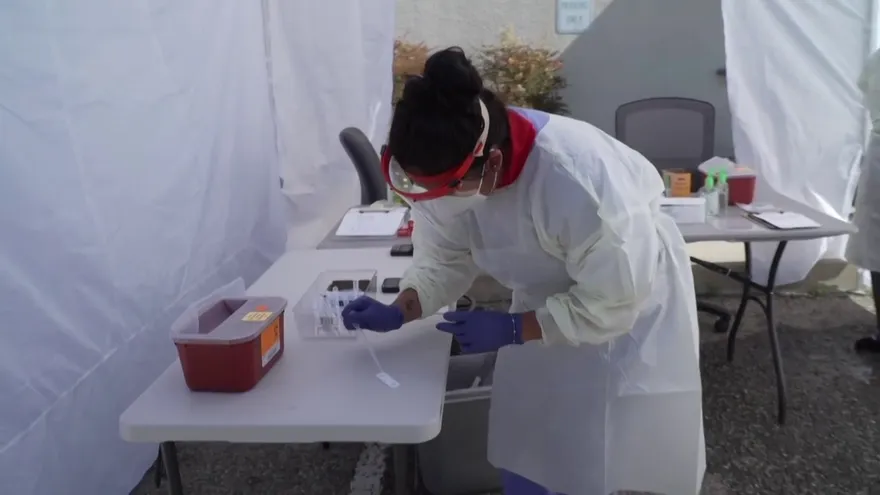 Pruebas rápidas de anticuerpos del coronavirus dan "paz mental" en Los Ángeles