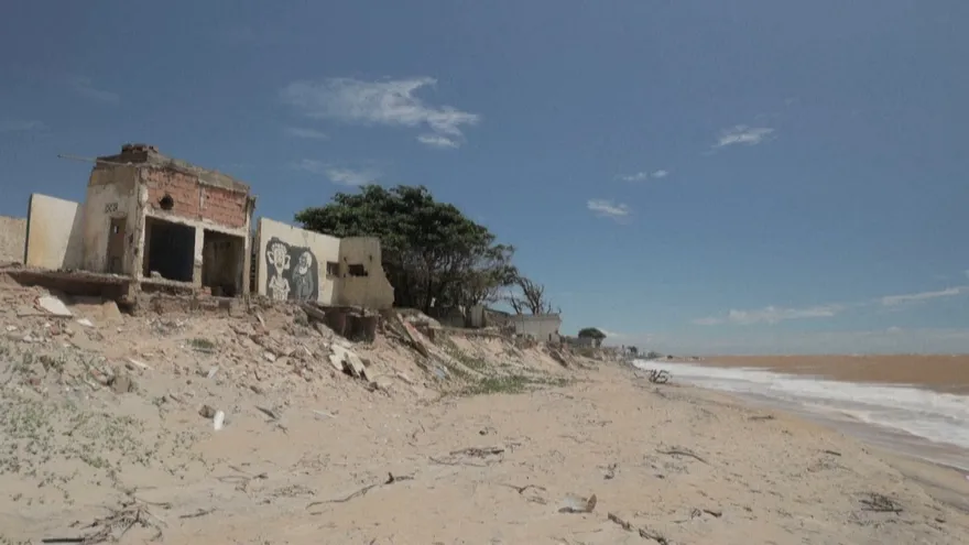 Atafona está desapareciendo bajo el mar.