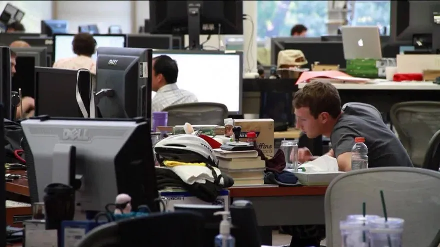 Crece escándalo de Facebook a espera de testimonio de Zuckerberg