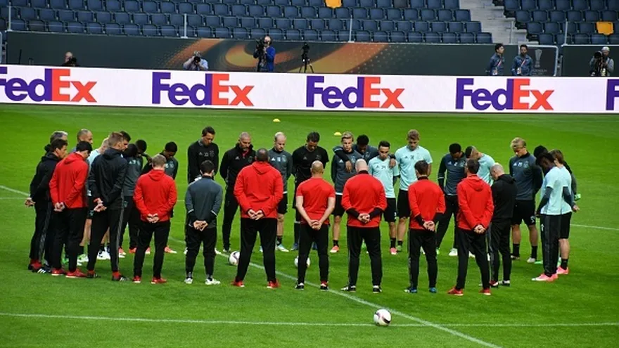 Jugadores del Ajax guardan un minuto de silencio por las víctimas del atentado en Mánchester