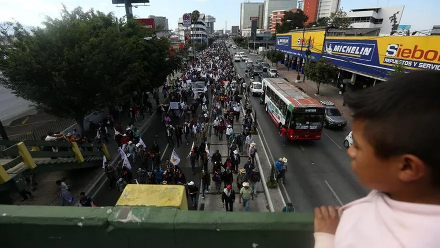 Campesinos marchan hacia el Centro Histórico de Guatemala hoy, martes 7 de marzo de 2017, durante una manifestación en Ciudad de Guatemala (Guatemala).