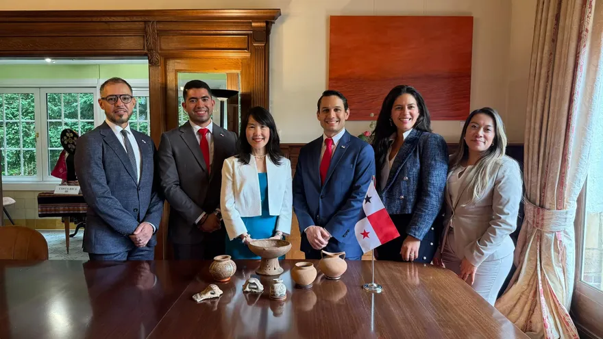 La embajadora de Panamá ante el Reino de los Países Bajos recibió las piezas arqueológicas.