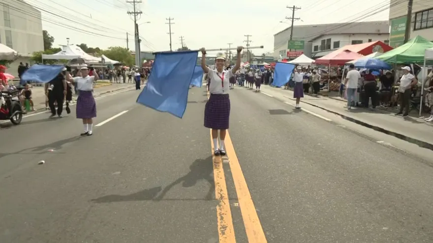 El corregimiento de Juan Díaz celebró este domingo sus 113 años de fundación con un desfile cívico que reunió a delegaciones estudiantiles, bandas independientes, emprendedores y miles de personas que se concentraron a lo largo de la ruta.