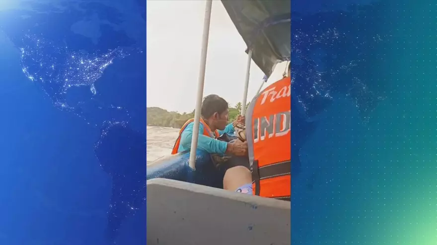 Servicio Nacional Aeronaval rescata a siete personas tras naufragio en Bocas del Toro.