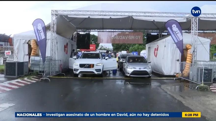 Se reanuda vacunación con AstraZeneca en auto rápido del Rommel