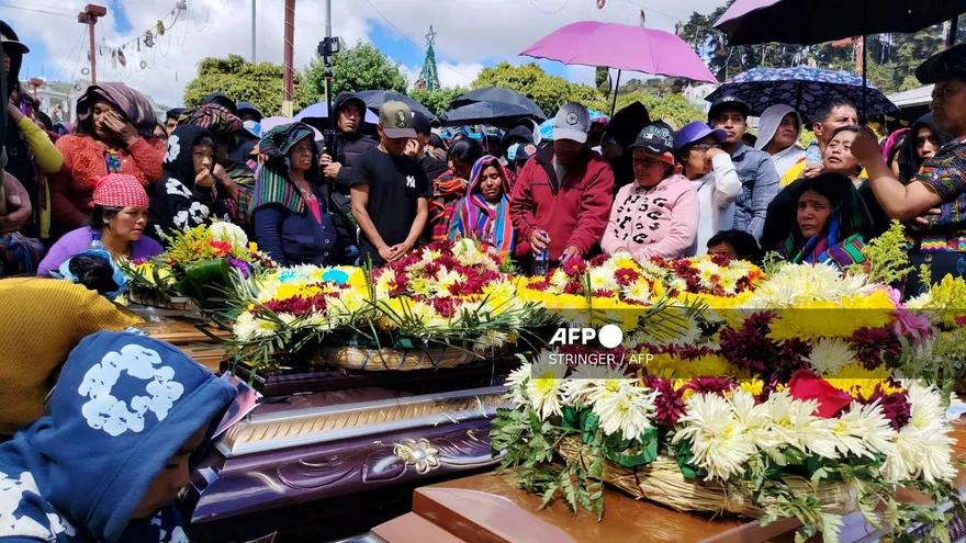 Indígenas lloran junto a los ataúdes de las víctimas de un enfrentamiento armado en Nahuala, departamento de Sololá, Guatemala.