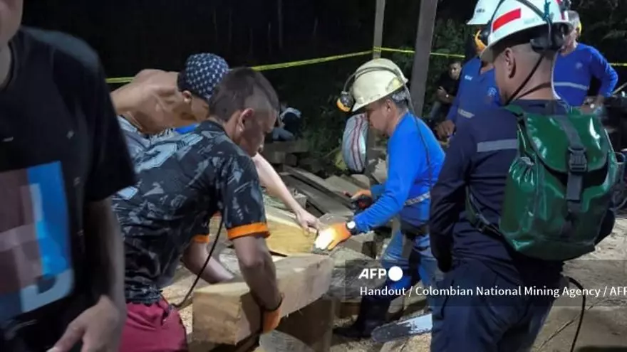 Rescatistas en labores en una mina de oro en Colombia.