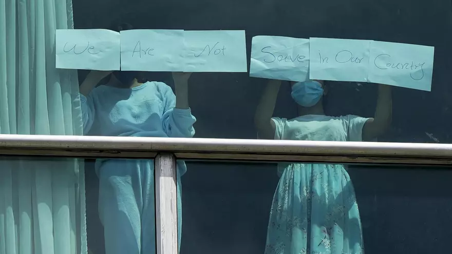 Algunos migrantes utilizaron hojas de papel para enviar mensajes de ayuda desde los ventanales del hotel Decápolis
