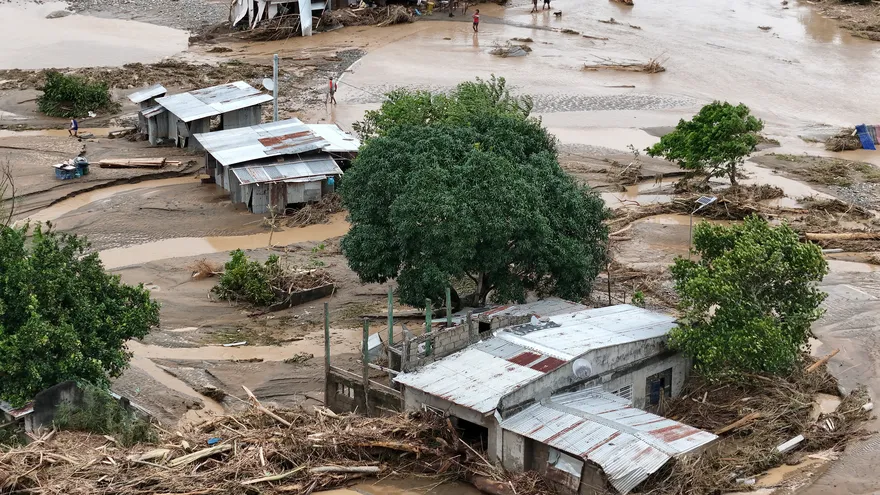Cientos de casas quedaron bajo el agua tras las intensas lluvias provocadas por el supertifón Fung-wong.