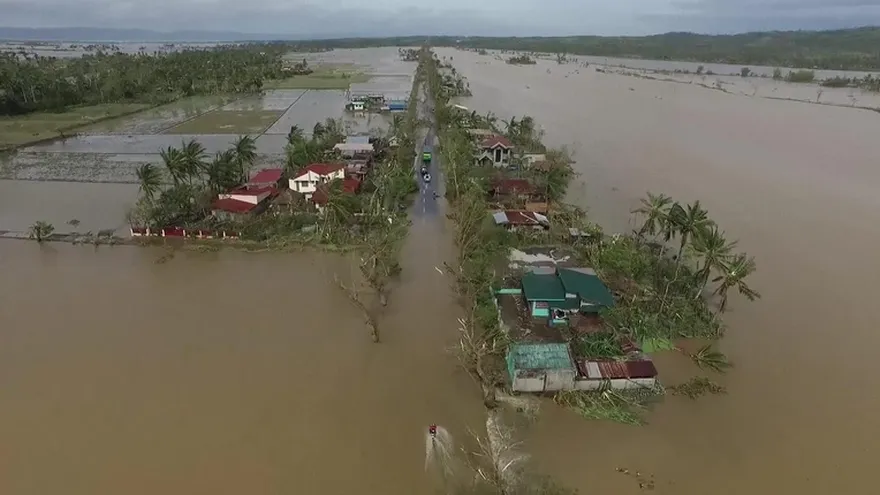 Tifón deja al menos tres muertos en Filipinas