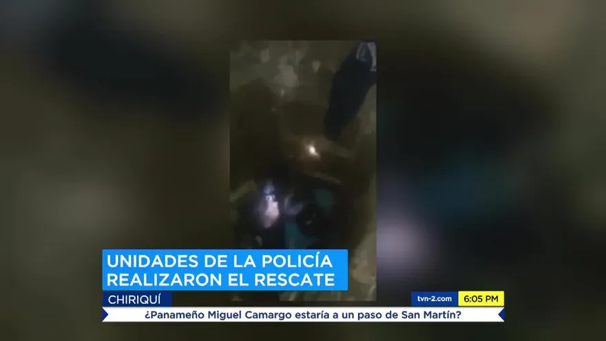 Salvan a mujer que cayó en tanque séptico en construcción