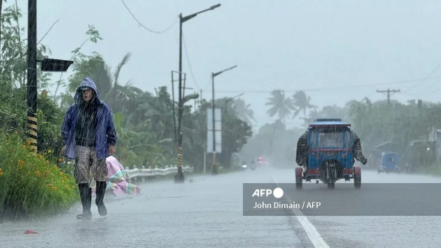 Un hombre camina por una carretera en medio de una fuerte lluvia debido a los patrones climáticos del Super Tifón Ragasa en el pueblo de Lal-lo, provincia de Cagayan, el 22 de septiembre de 2025.
