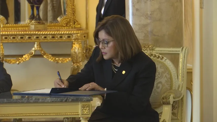 Ariadne García firma ante el presidente de la República, Laurentino Cortizo