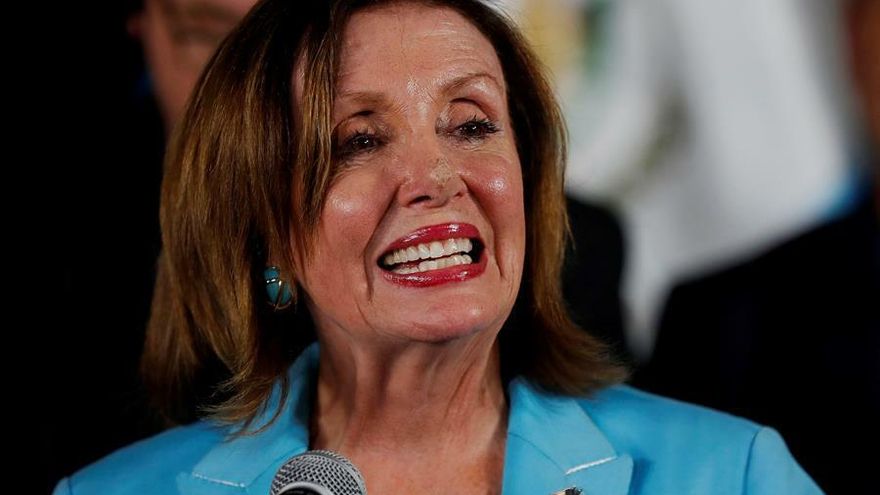 La presidenta de la cámara de representantes del Congreso de Estados Unidos, Nancy Pelosi (c), participa en una conferencia de prensa ayer jueves, en la Fuerza Aérea Guatemalteca, en Ciudad de Guatemala (Guatemala).