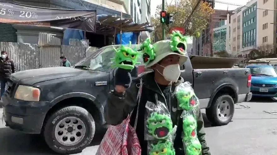 El ingenio boliviano para subsistir convierte en un títere al coronavirus