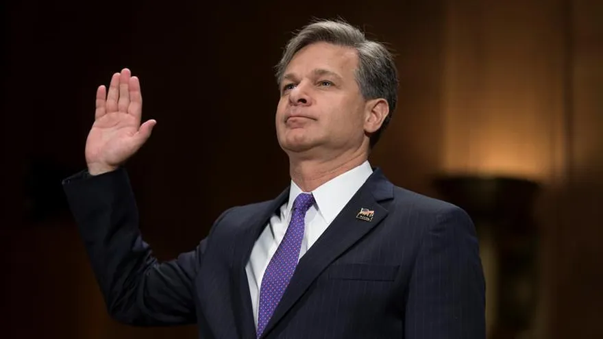 Christopher Wray jura antes de testificar en Comité Judicial del Senado durante su primera audiencia sobre su nominación como próximo director del FBI, en sustitución del defenestrado James Comey, en el Capitolio, Washington, Estados Unidos hoy 12 de julio de 2017.