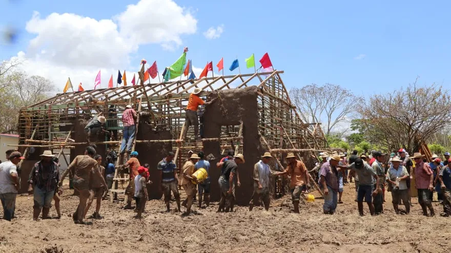 Edificación de una casa de quincha