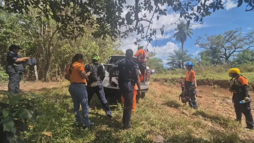 Durante las labores de búsqueda de un adulto mayor reportado como desaparecido en el río David, personal del Sistema Nacional de Protección Civil (Sinaproc) localizó a un joven con evidentes signos de deshidratación y múltiples golpes en su cuerpo.