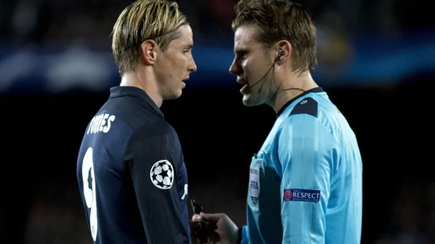 Fernando Torres (i) discute con el árbitro Félix Brynch