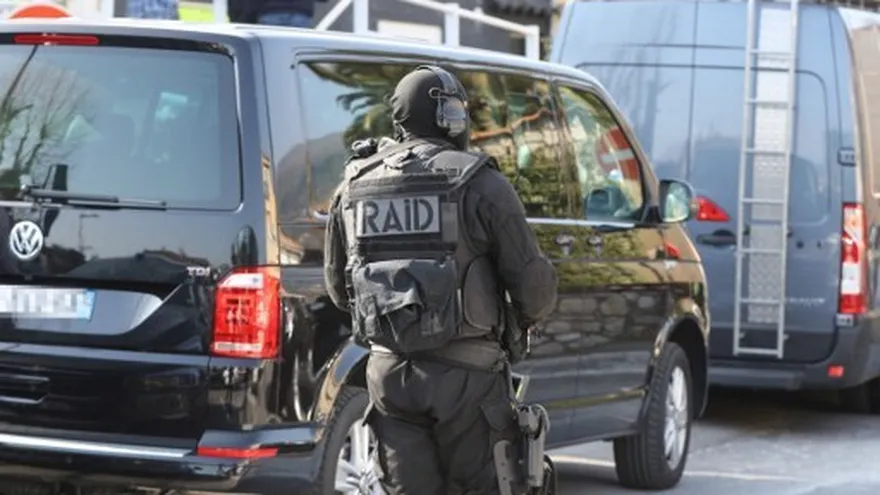 Foto ilustrativa: La policía llega al lugar donde se dio el tiroteo