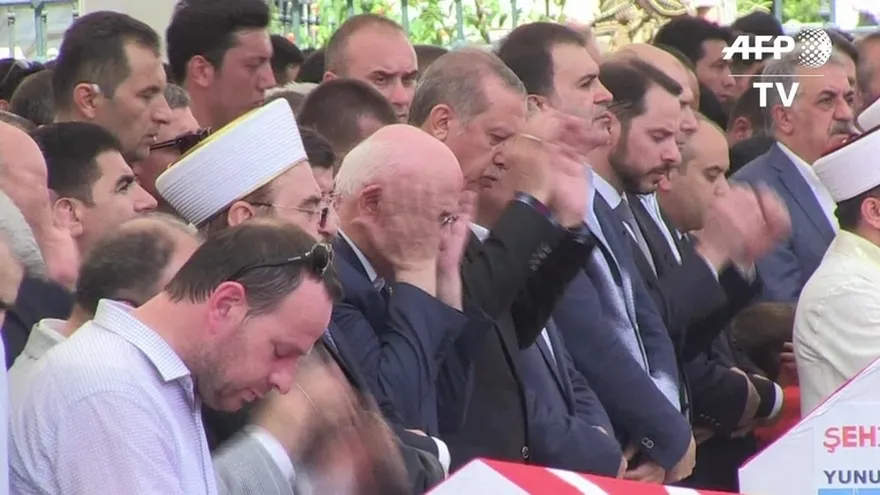 Erdogan promete eliminar virus de instituciones tras golpe