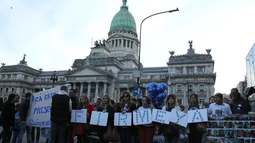 Imagen de archivo de familiares de los militares argentinos desaparecidos en el submarino ARA San Juan en noviembre de 2017  frente al Congreso en Buenos Aires (Argentina).