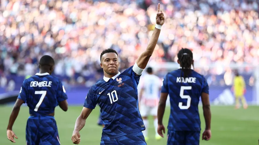 Kylian Mbappé celebra el gol marcado a Paraguay
