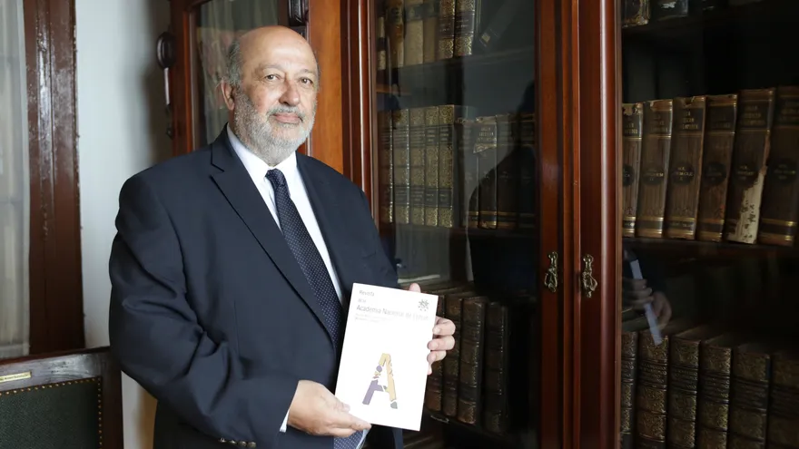 El presidente de la Academia Nacional de Letras (ANL) de Uruguay, Wilfredo Penco, posa durante una entrevista con Efe, el 5 de marzo de 2018, en Montevideo (Uruguay)