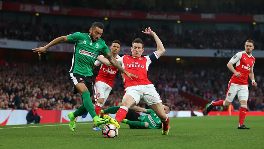 Acción del partido entre el  Arsenal y el Lincoln City