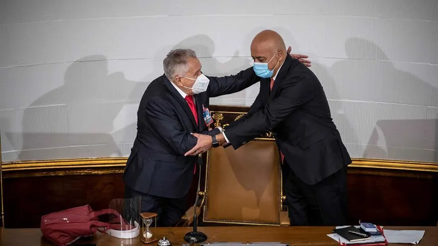 Fernando Soto Rojas (i), director de debate abraza a Jorge Rodríguez luego de su juramentación como presidente de la Asamblea Nacional