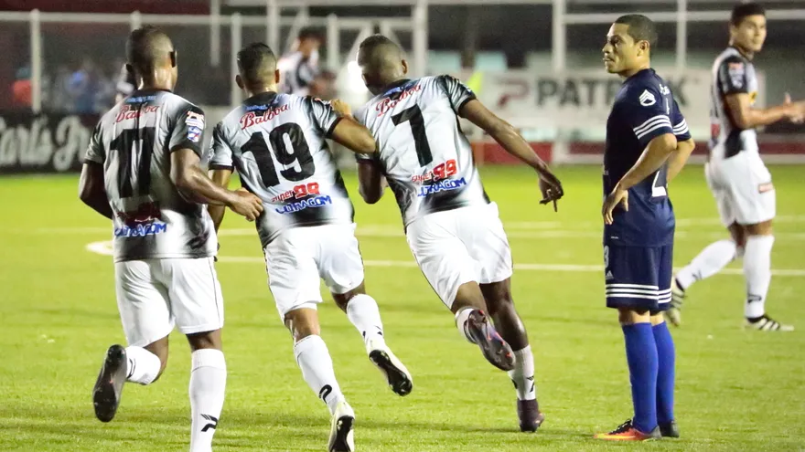 Tauro vence a Atlético Nacional con doblete de Córdoba (número 7)