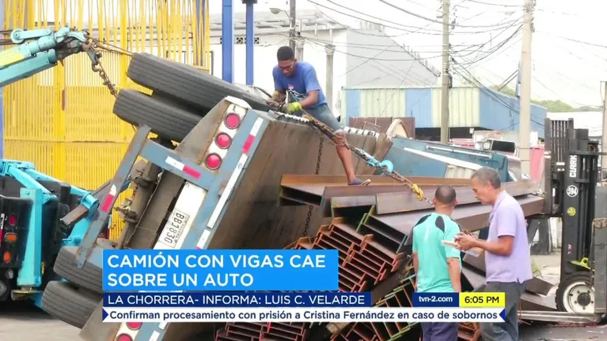 Camión con vigas de hierro caen sobre otro vehículo