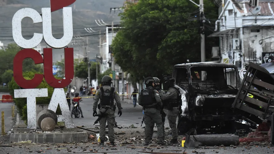 Agentes de policía inspeccionan los restos de un camión tras la explosión de un coche bomba cerca de una comisaría en Cúcuta, Colombia, el 1 de agosto de 2026.