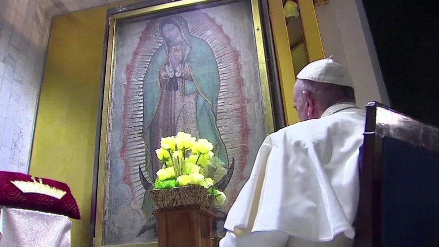 Papa reza en solitario a la Virgen de Guadalupe
