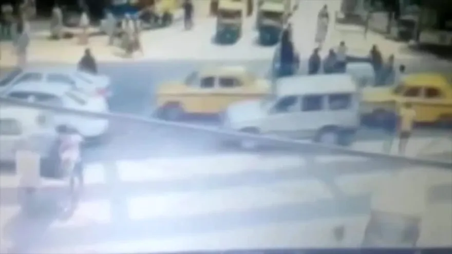 Cámara capta el momento que un puente cae sobre multitud en India