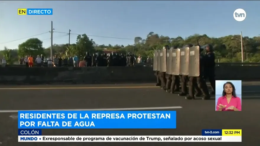 Residentes de La Represa en Colón cierran la autopista por falta de agua