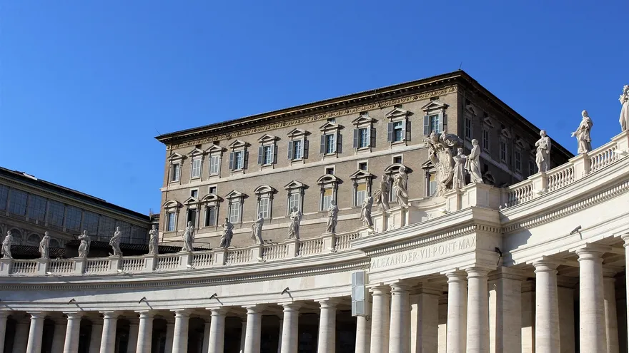 Los frescos se encuentran en un largo pasillo en el Palacio Apostólico