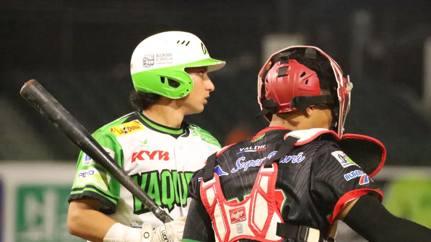 Luis Aranda (i) cerca de Alexis Quintero (d) en un partido entre los equipos de béisbol juvenil de Panamá Oeste y Chiriquí