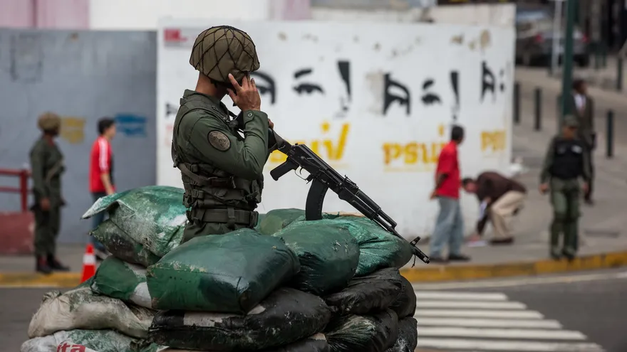 El presidente de Venezuela, Nicolás Maduro, ha denunciado en diversas ocasiones intentos desde dentro de las Fuerzas Armadas para derrocarlo, y de varias de las intentonas desmanteladas por los servicios de inteligencia ha responsabilizado al Gobierno estadounidense, que siempre ha rechazado las acusaciones