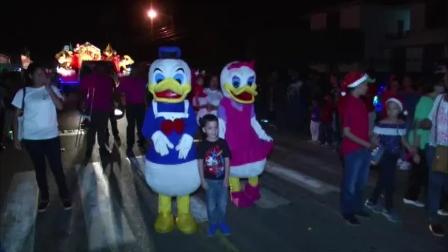 Aguadulceños disfrutan de desfile de Navidad