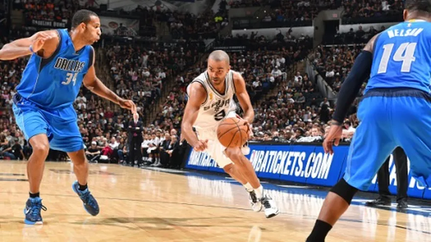 Campeones Spurs empiezan con sufrido triunfo