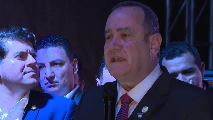 Médico derechista Giammattei fue elegido presidente de Guatemala