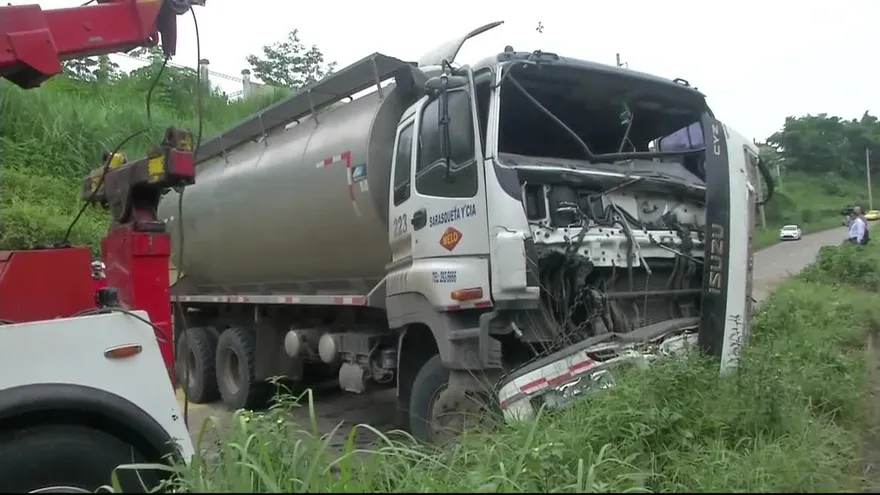 Accidente en vía Centenario provoca caos