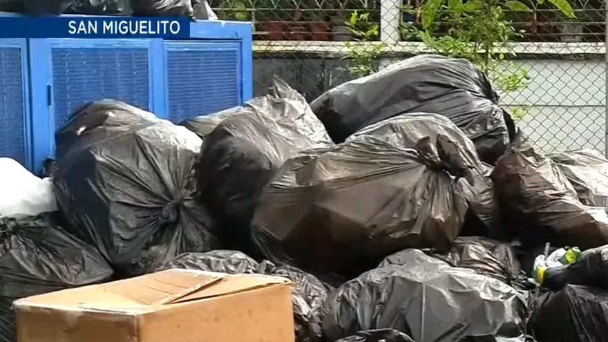 Niños pierden sus zapatos tras caminar en medio de la basura