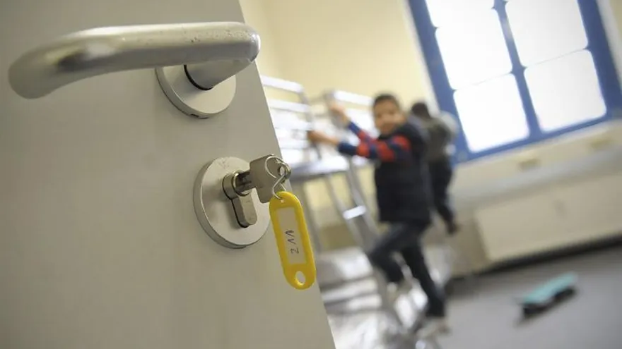 Niños sirios suben a unas literas en el albergue Oderland para refugiados en Fráncfort (Alemania).