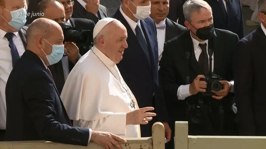 El papa desayunó, leyó la prensa y ya empezó a caminar tras su operación de colon