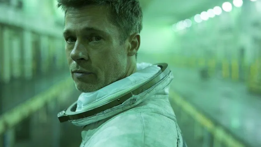 Brad Pitt habla sobre ingravidez y callos con un astronauta en el espacio