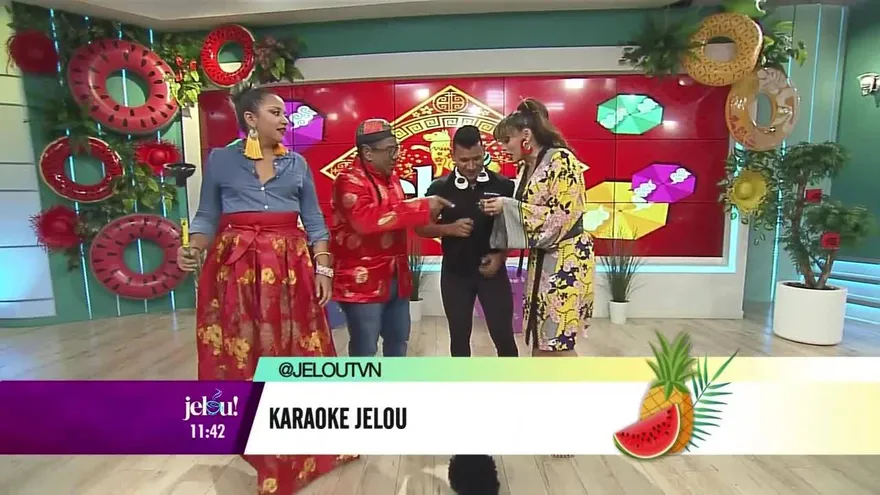 José Trainer canta por primera vez en el Karaoke Jelou